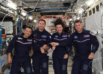 La nave Crew-2 Dragon regresa de la ISS con cuatro astronautas a bordo