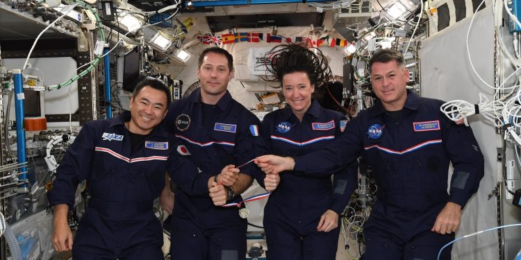 La nave Crew-2 Dragon regresa de la ISS con cuatro astronautas a bordo