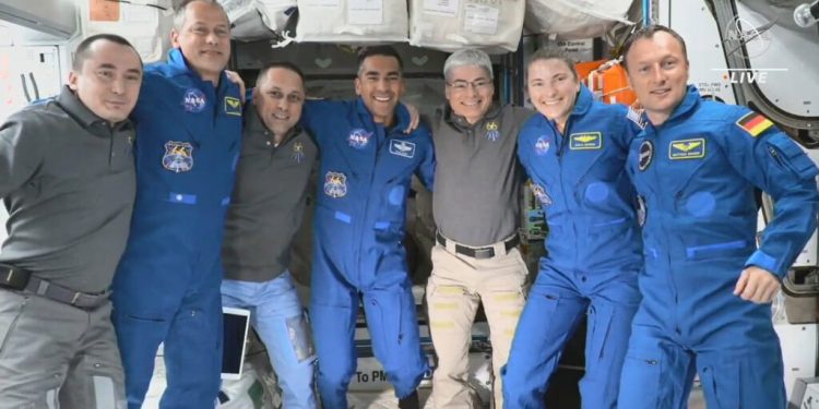 La nave Dragon con cuatro astronautas llegó a la ISS