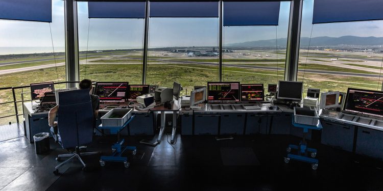 Los controladores aéreos de ENAIRE gestionan los vuelos en Barcelona