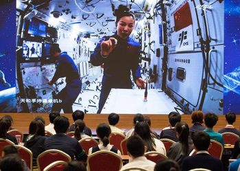 Astronautas imparten clase desde la estación espacial china