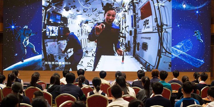Astronautas imparten clase desde la estación espacial china