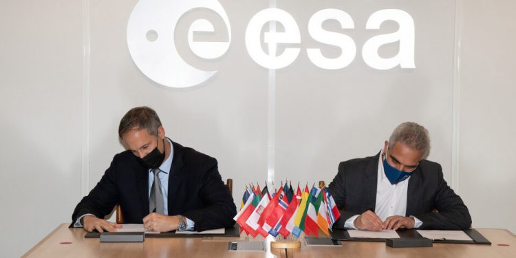 Daniel Neuenschwander, director de Transporte Espacial de la ESA, y Maurizio Cutroni, CCO de Avio.