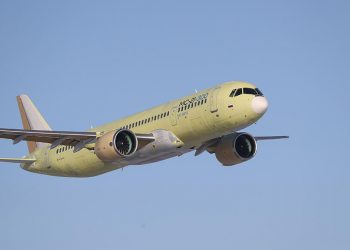 El avión ruso MC-21-300 con alas hechas de materiales compuestos realizó su primer vuelo