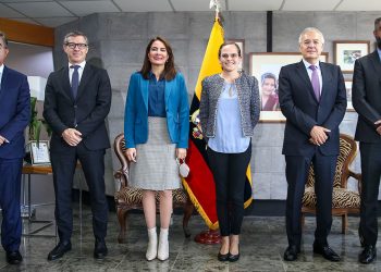 Hispasat entrega a Ecuador dos proyectos piloto de teleeducación y telemedicina vía satélite