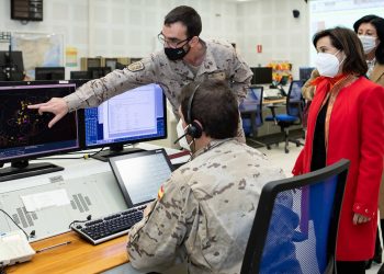 La ministra Robles con las misiones permanentes del GRUCEMAC y del Ala 12 del Ejército del Aire