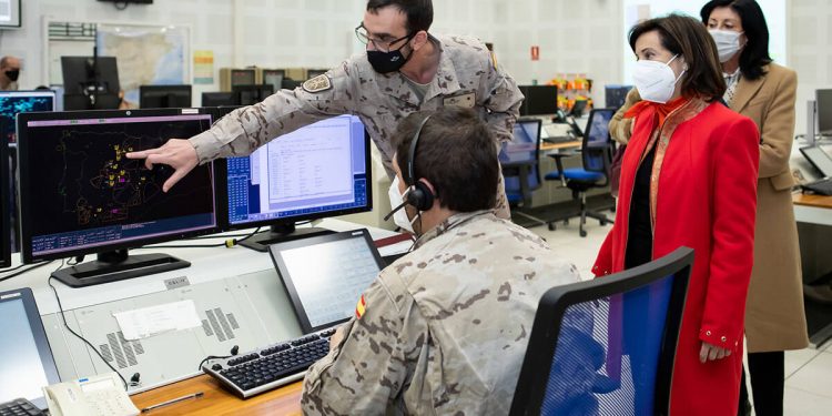 La ministra Robles con las misiones permanentes del GRUCEMAC y del Ala 12 del Ejército del Aire