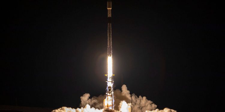 SpaceX lanzó el sábado una misión con 52 satélites Starlink y otra con el satélite Turksat 5B