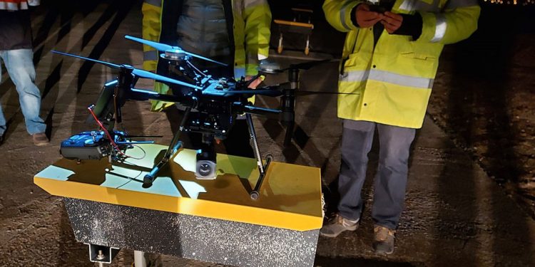 Aena verifica y calibra con drones los sistemas PAPI en el aeropuerto de Barajas