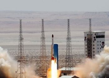 Irán lanzó al espacio el transportador de satélites Simorgh con tres dispositivos de investigación