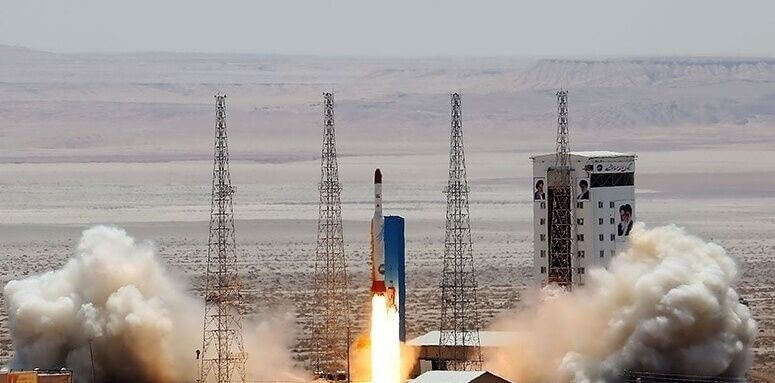 Irán lanzó al espacio el transportador de satélites Simorgh con tres dispositivos de investigación