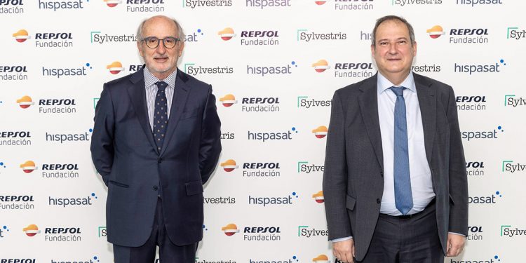 Jordi Hereu, presidente de Hispasat, y Antonio Brufau, presidente de Repsol.