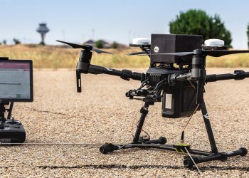 Dron en una calibración de ENAIRE en el aeropuerto madrileño