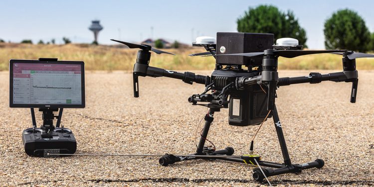 Dron en una calibración de ENAIRE en el aeropuerto madrileño