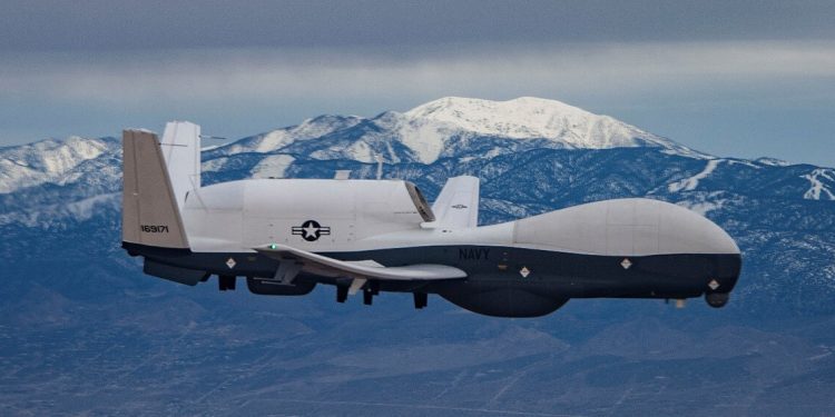 Northrop Grumman entrega el primer MQ-4C Triton IFC-4 a la Marina de EEUU