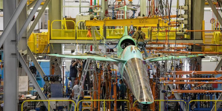 Pruebas de estrés estructural del avión supersónico X-59 de la Nasa en las instalaciones de Lockheed Martin