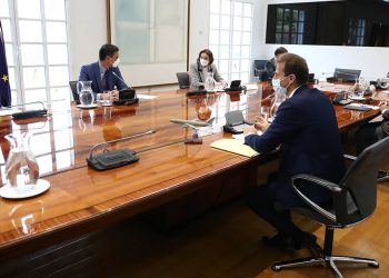 Pedro Sánchez preside la reunión con el CEO de Airbus