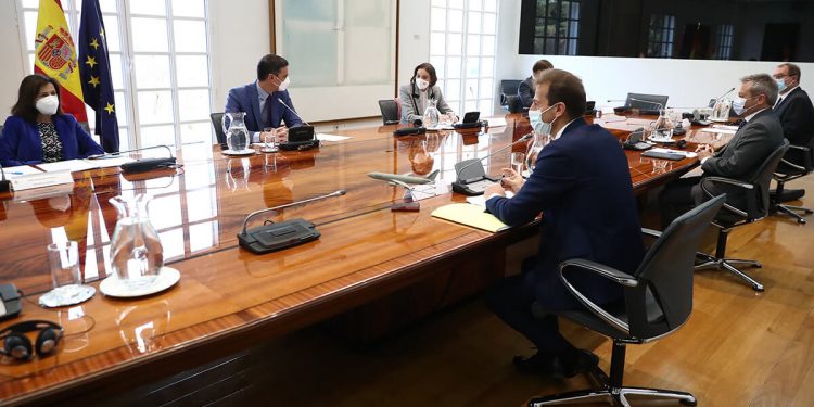 Pedro Sánchez preside la reunión con el CEO de Airbus