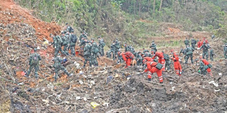 Operarios buscando cajas negras del avión chino siniestrado