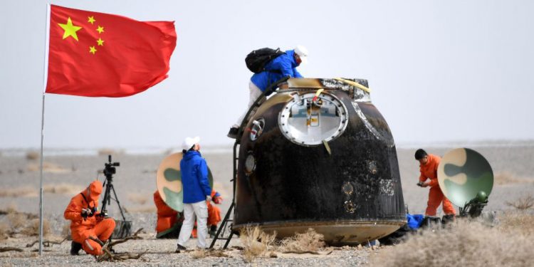 Aterrizan con éxito los tres astronautas procedentes de la estación espacial china
