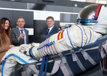 Duque cede al Museo de las Ciencias de Valencia su traje de astronauta