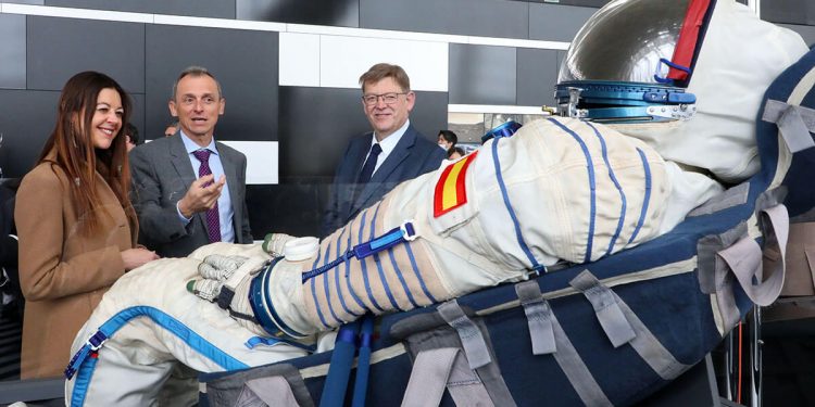Duque cede al Museo de las Ciencias de Valencia su traje de astronauta