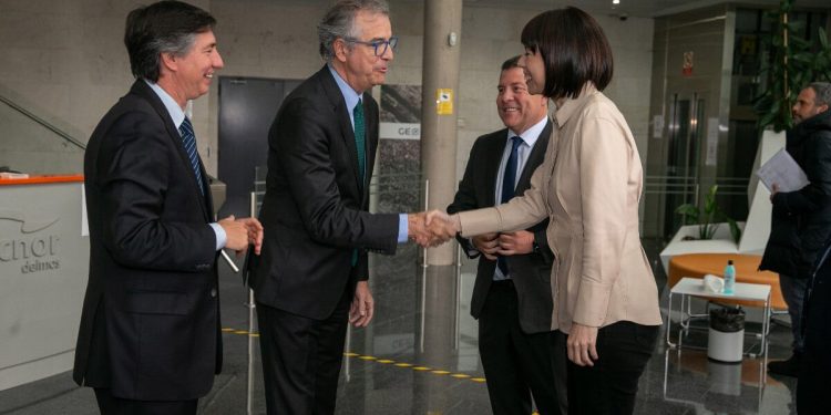 La ministra de Ciencia e Innovación visitó en Puertollano las instalaciones de Elecnor Deimos