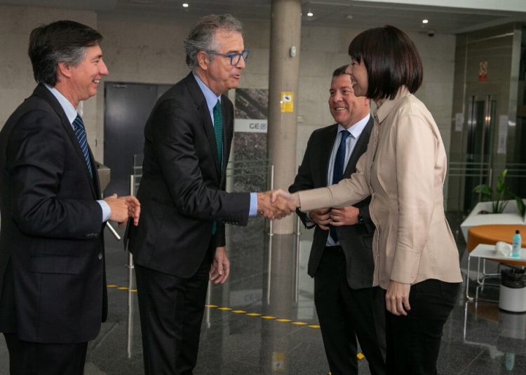 La ministra de Ciencia e Innovación visitó en Puertollano las instalaciones de Elecnor Deimos