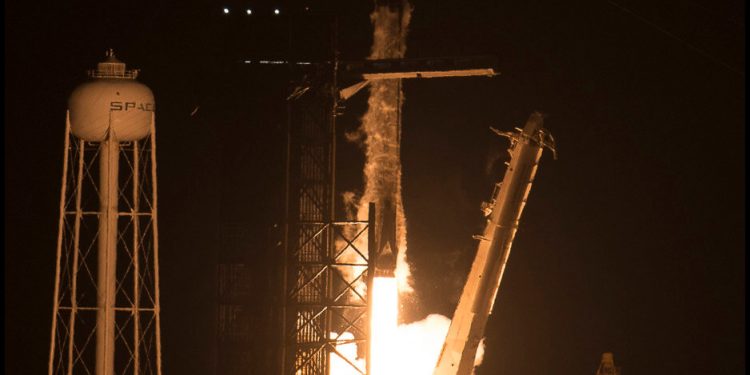 Lanzada hacia la ISS la nave Dragon de SpaceX con cuatro astronautas a bordo
