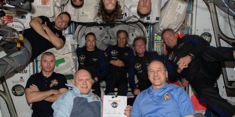 López-Alegría y sus compañeros de misión AX-1 abandonan la ISS