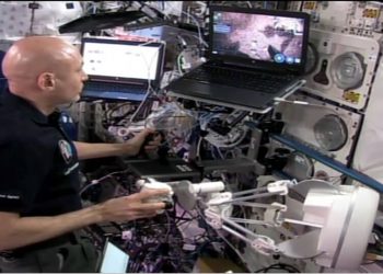 un astronauta controla desde el espacio un rover en la Tierra