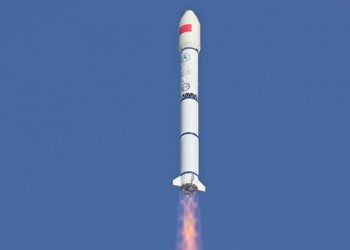 China lanzó tres satélites de prueba de comunicación de órbita baja