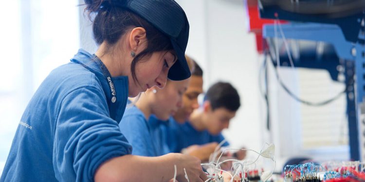 Técnicos e ingenieros de mantenimiento de aeronaves