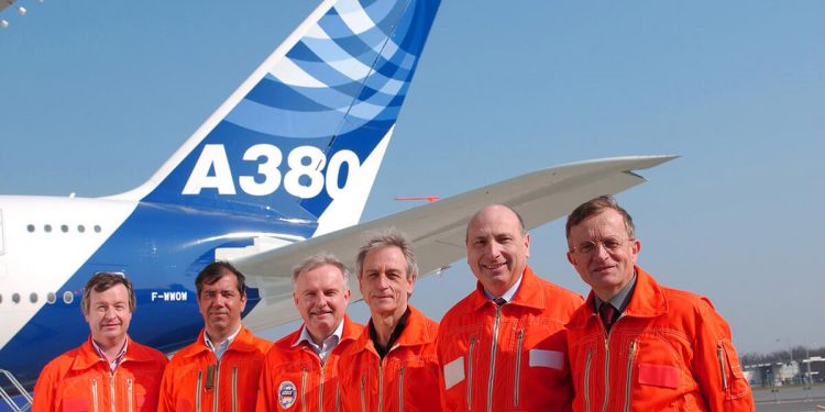 La tripulación del primer vuelo de prueba del A380:  Gerard Desbois, mecánico de vuelo; Fernando Alonso, vicepresidente de la división de pruebas de vuelo; Manfred Birnfeld, ingeniero de ensayos de vuelo; Jacky Joye, ingeniero de ensayos de vuelo; Claude Lelaie, vicepresidente senior de la división de vuelo; y Jacques Rosay, vicepresidente jefe de pilotos de prueba.