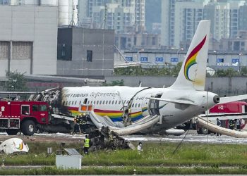 Un total de 25 pasajeros heridos al salirse de pista e incendiarse un avión en China