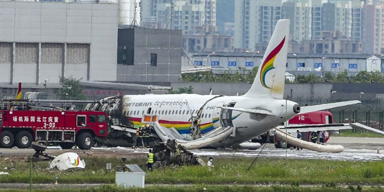 Un total de 25 pasajeros heridos al salirse de pista e incendiarse un avión en China