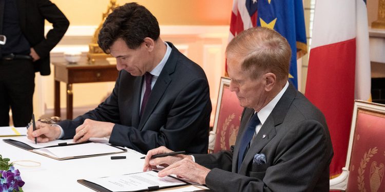 Bill Nelson, administrador de la Nasa, y Philippe Baptiste, presidente de CNES, durante la firma del acuerdo
