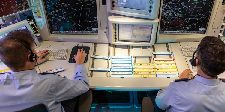 Controladores militares (ECAO) en el Centro de Control de ENAIRE en Madrid