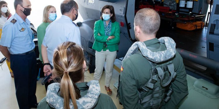 La ministra de Defensa visitó en el Ala 48 del Ejército del Aire los nuevos helicópteros NH-90