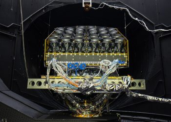 La nave Plato de la ESA se somete a una prueba en la cámara de vacío térmico