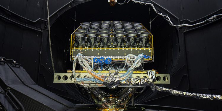 La nave Plato de la ESA se somete a una prueba en la cámara de vacío térmico