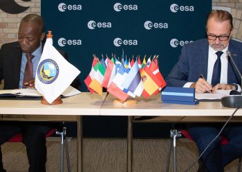 El acuerdo de cooperación internacional fue firmado en las oficinas de la ESA en París por Louis Bakienon, director del Programa ASECNA SBAS, y Josef Aschbacher, director general de la ESA.