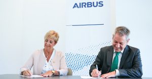 Arantxa Tapia, consejera de Desarrollo Económico, Sostenibilidad y Medio Ambiente, y Alberto Gutiérrez, COO de Airbus y presidente de Airbus España