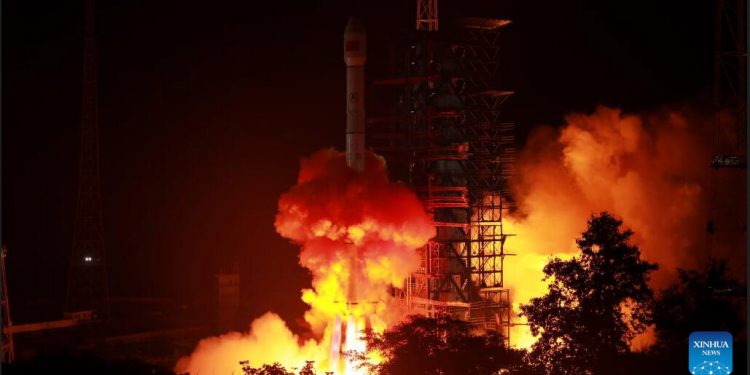 China puso en órbita el satélite de transmisión de datos Tianlian II-03