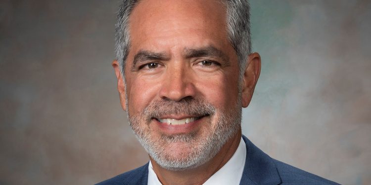 David McBride, director de centro con más años de servicio en el Centro de Investigación de Vuelo Armstrong de la Nasa