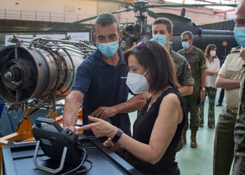 Robles visita el Parque y Centro de Mantenimiento de Helicópteros