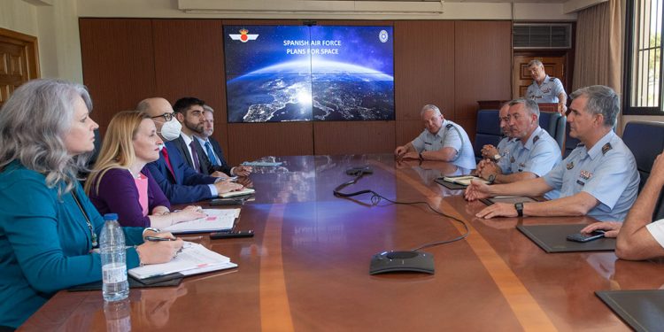 Una delegación de Defensa de EEUU visita las instalaciones espaciales de Torrejón