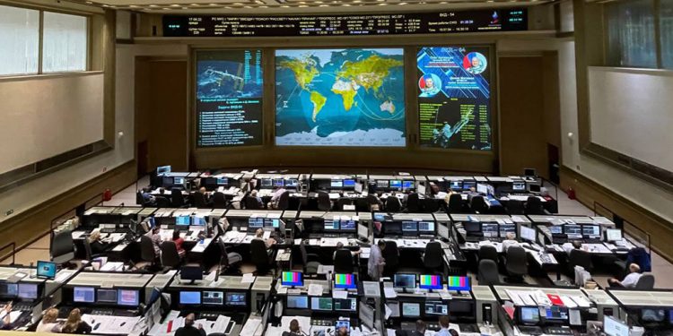 Cosmonautas rusos realizan la quinta caminata espacial de 2022