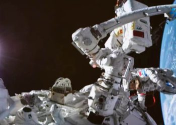 Astronautas chinos completaron actividades fuera de su estación espacial