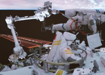 Astronautas chinos fuera de la estación espacial